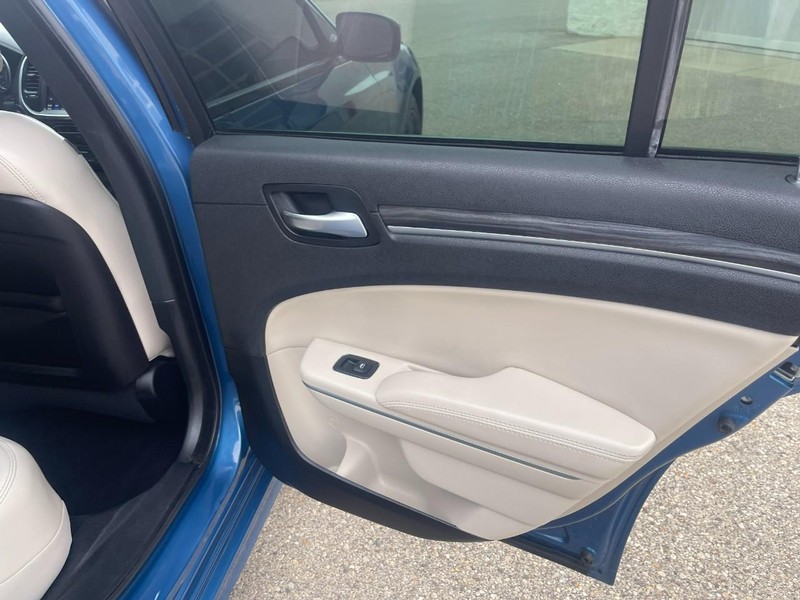 Chrysler 300 Vehicle Image 17
