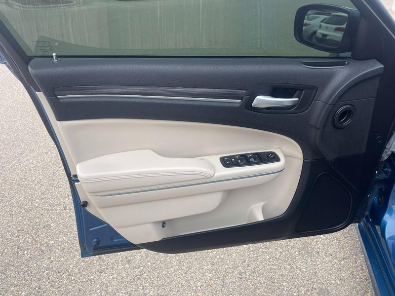 Chrysler 300 Vehicle Image 23