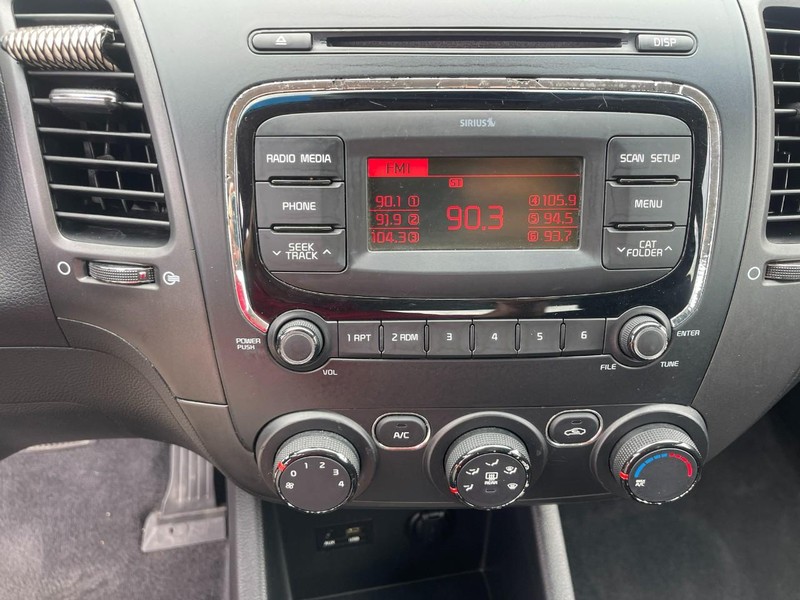 Kia Forte Vehicle Image 13