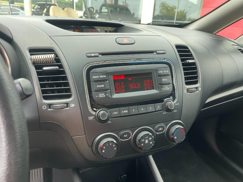 Kia Forte Vehicle Image 19