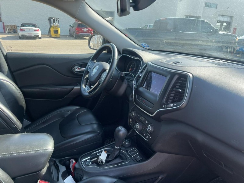 Jeep Cherokee Vehicle Image 02