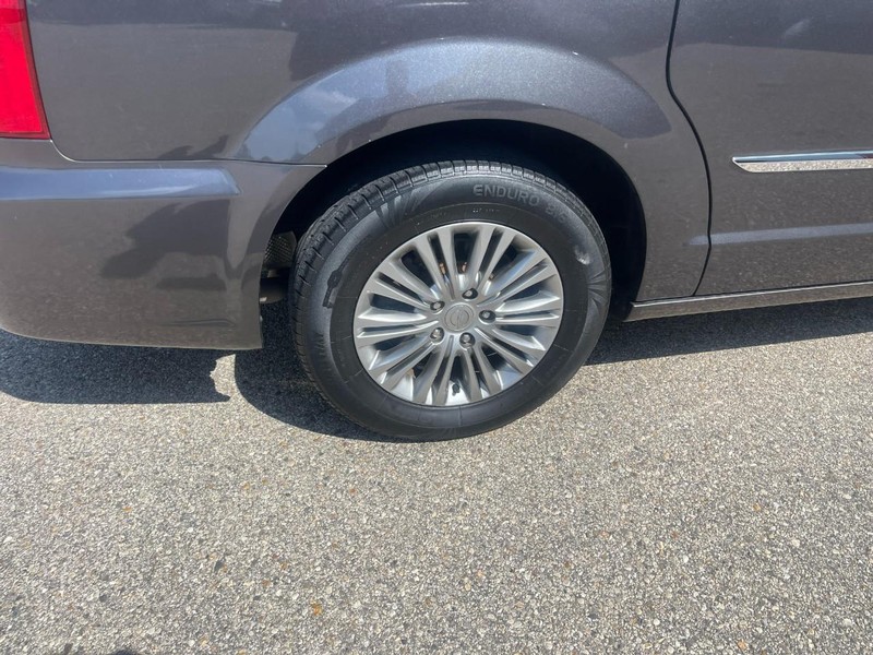 Chrysler Town & Country Vehicle Image 08
