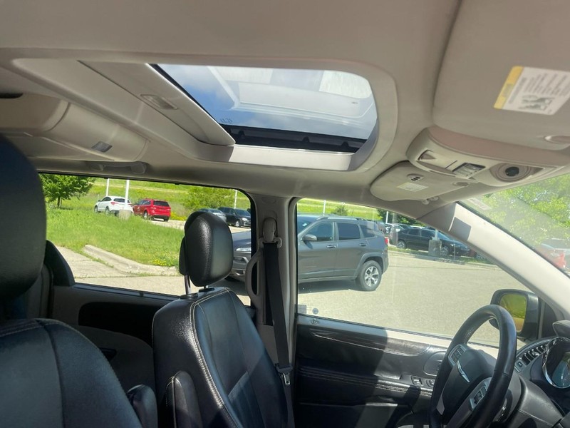 Chrysler Town & Country Vehicle Image 10