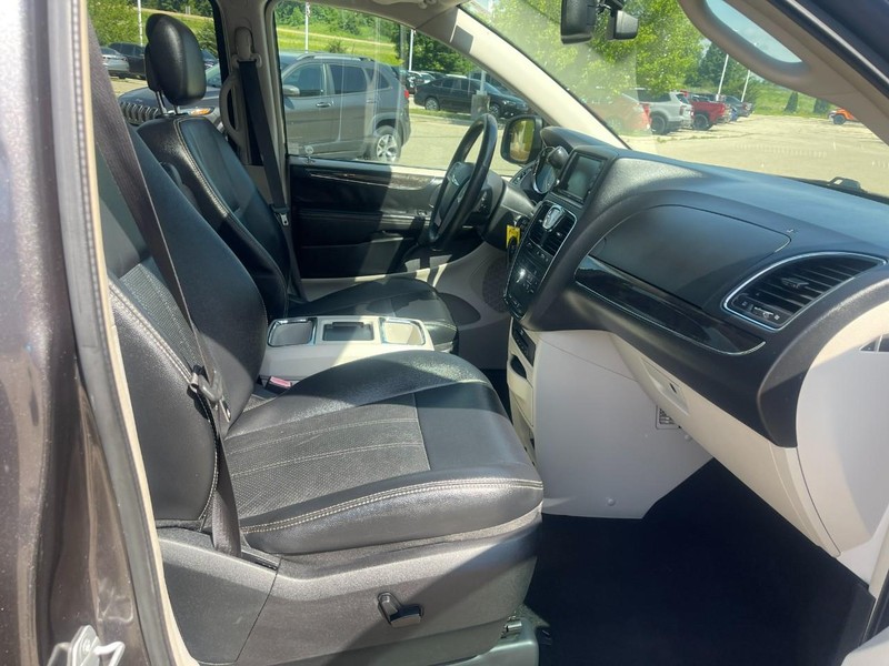Chrysler Town & Country Vehicle Image 11