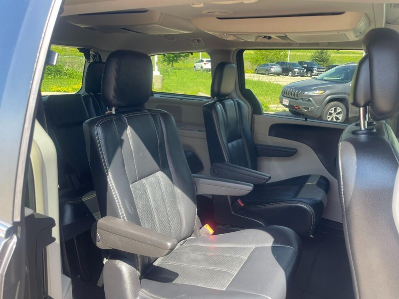 Chrysler Town & Country Vehicle Image 13
