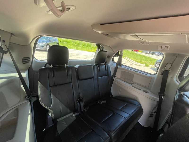 Chrysler Town & Country Vehicle Image 15