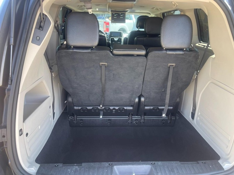 Chrysler Town & Country Vehicle Image 17