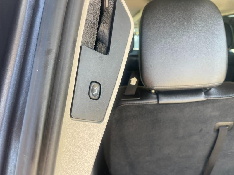 Chrysler Town & Country Vehicle Image 18