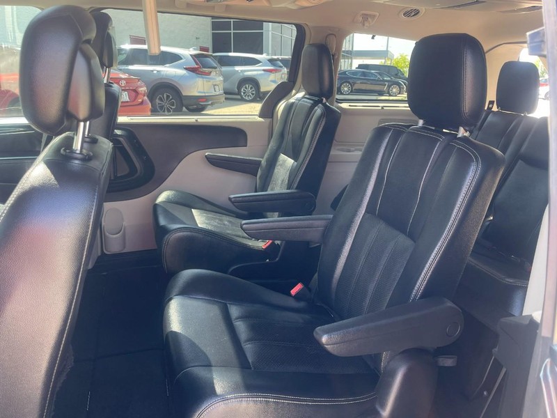 Chrysler Town & Country Vehicle Image 19