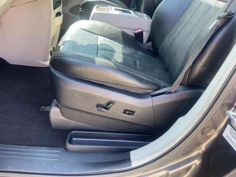 Chrysler Town & Country Vehicle Image 22