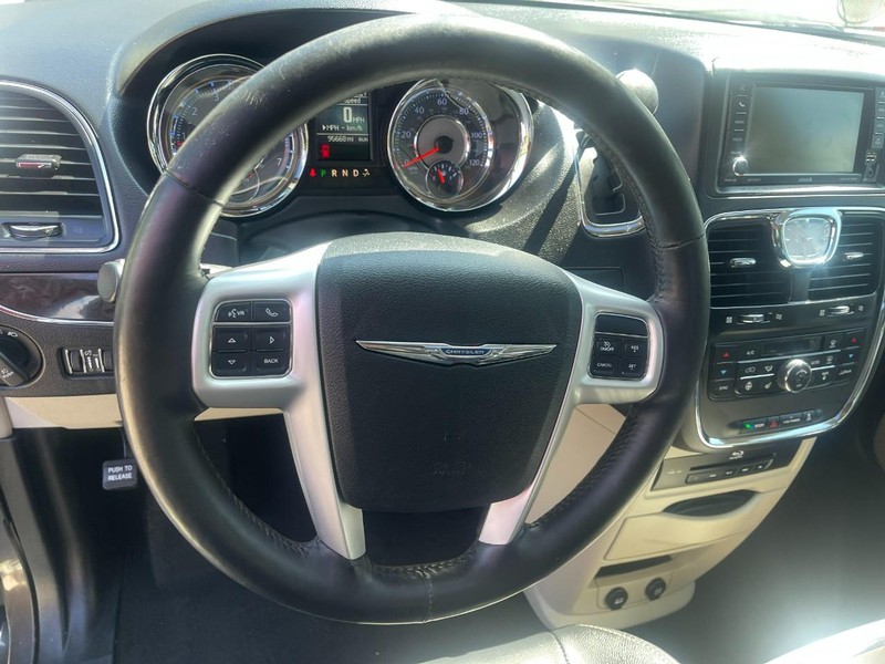 Chrysler Town & Country Vehicle Image 25