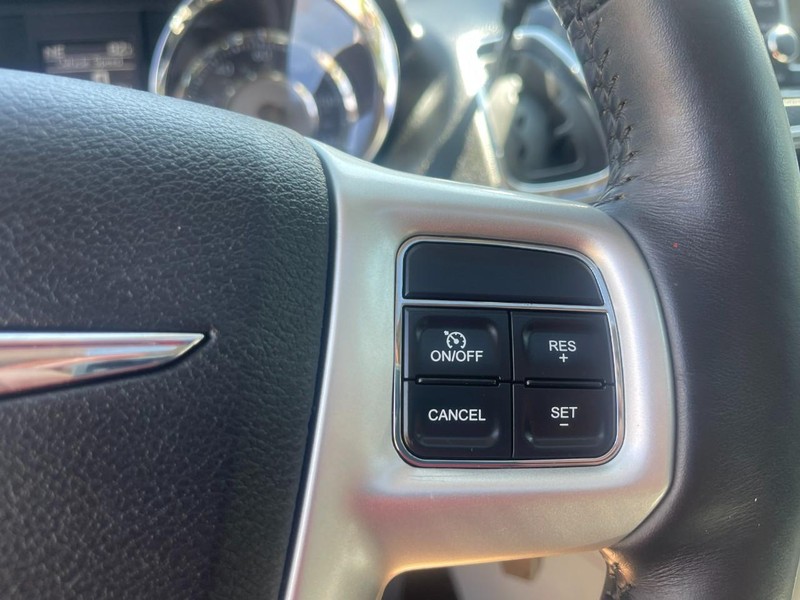 Chrysler Town & Country Vehicle Image 27