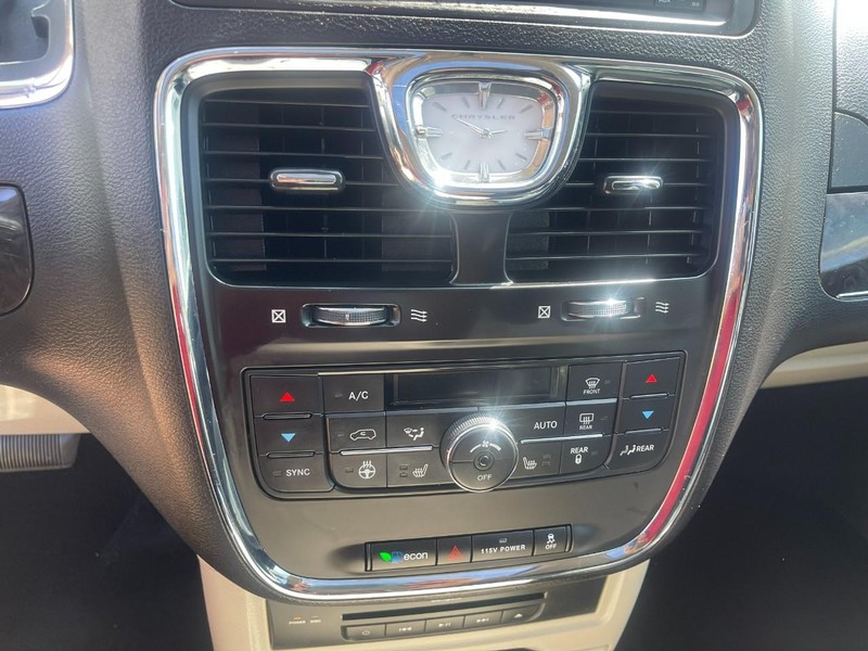 Chrysler Town & Country Vehicle Image 29