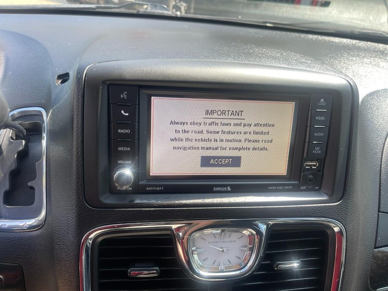 Chrysler Town & Country Vehicle Image 30