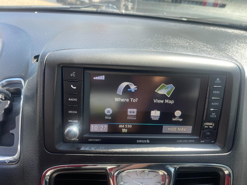 Chrysler Town & Country Vehicle Image 32