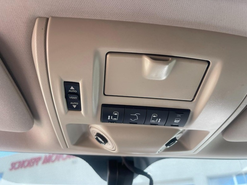 Chrysler Town & Country Vehicle Image 34