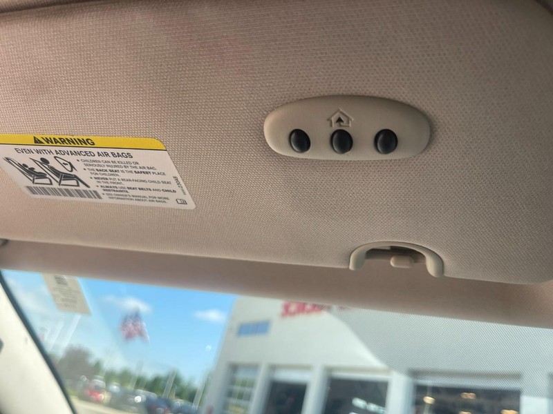 Chrysler Town & Country Vehicle Image 35