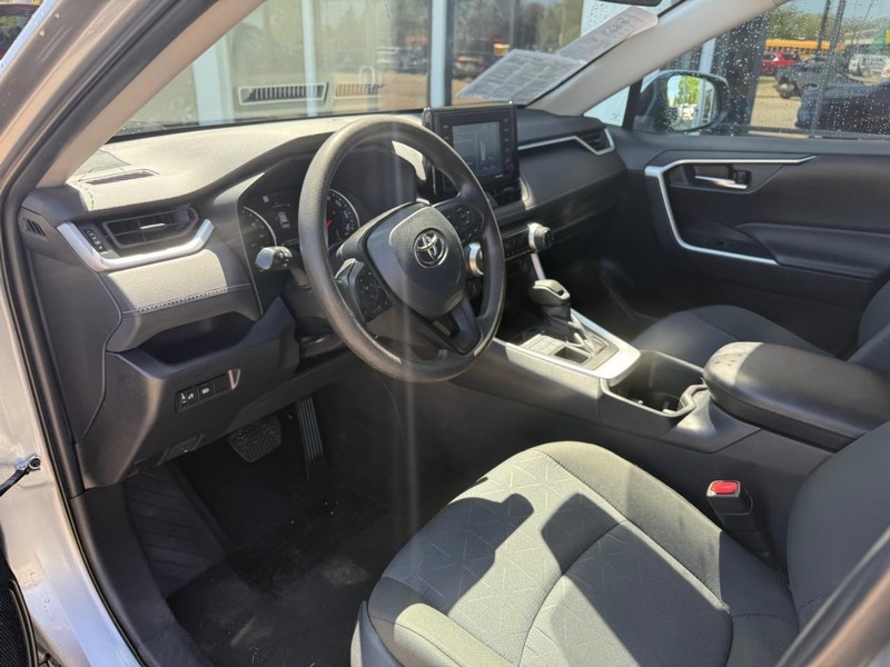 Toyota RAV4 Vehicle Image 09