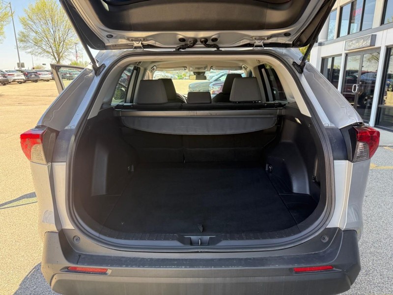 Toyota RAV4 Vehicle Image 12