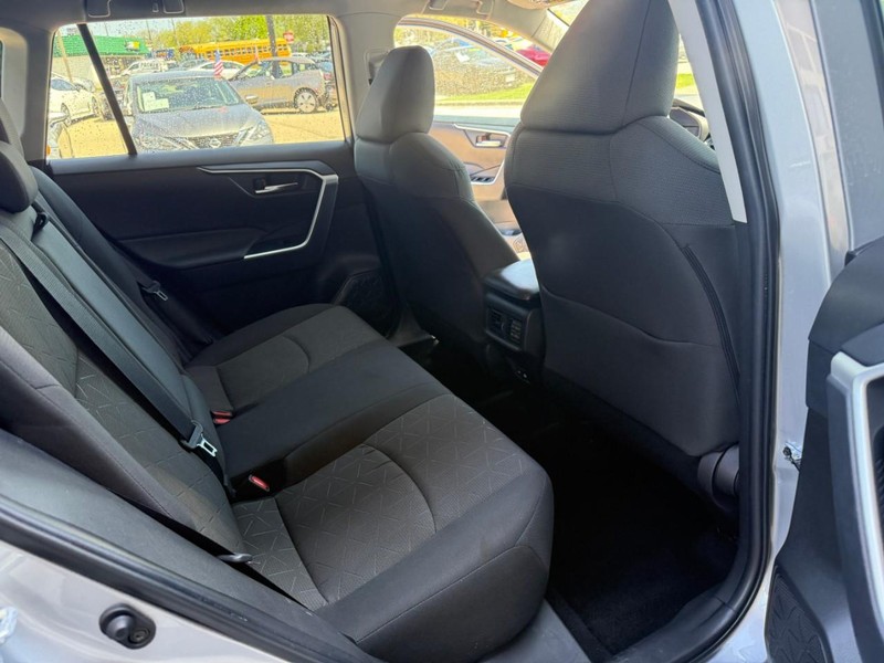 Toyota RAV4 Vehicle Image 14