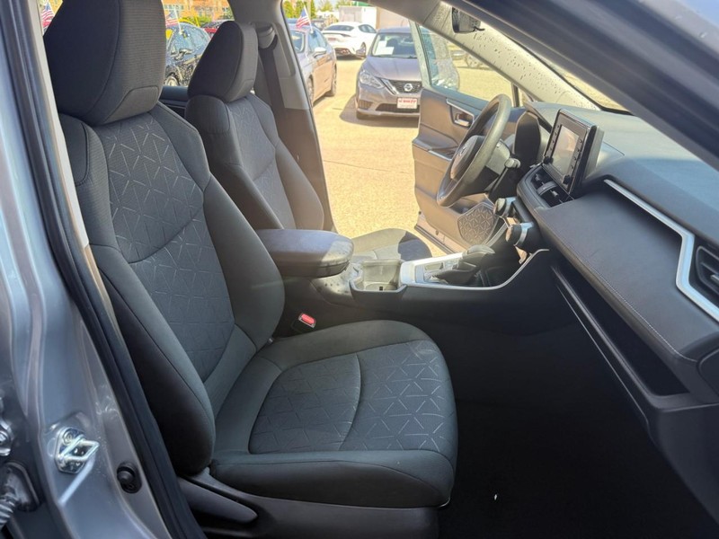 Toyota RAV4 Vehicle Image 15