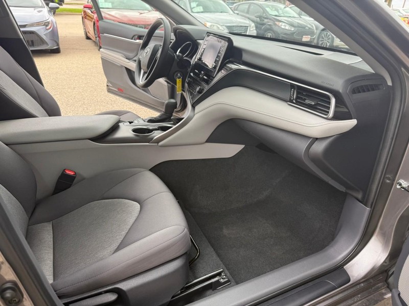 Toyota Camry Vehicle Image 16