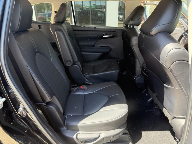 Toyota Highlander Vehicle Image 17