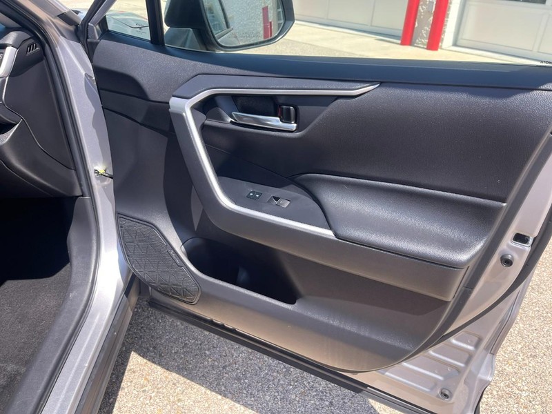 Toyota RAV4 Hybrid Vehicle Image 12