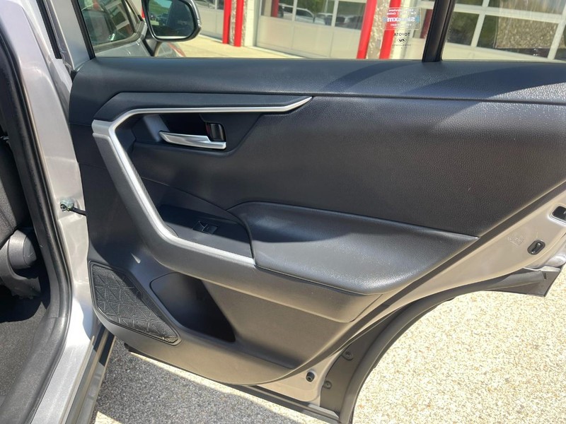 Toyota RAV4 Hybrid Vehicle Image 15