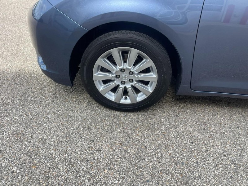 Toyota Sienna Vehicle Image 06