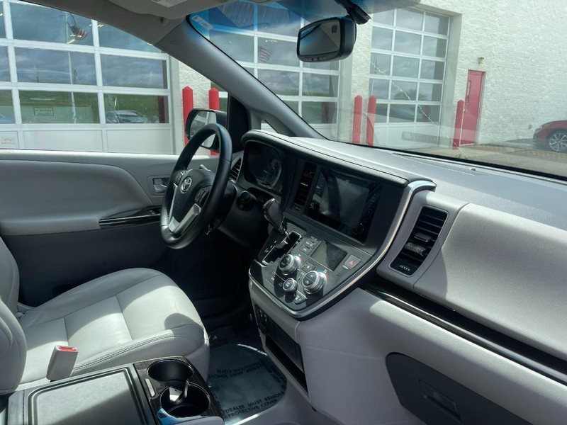Toyota Sienna Vehicle Image 09