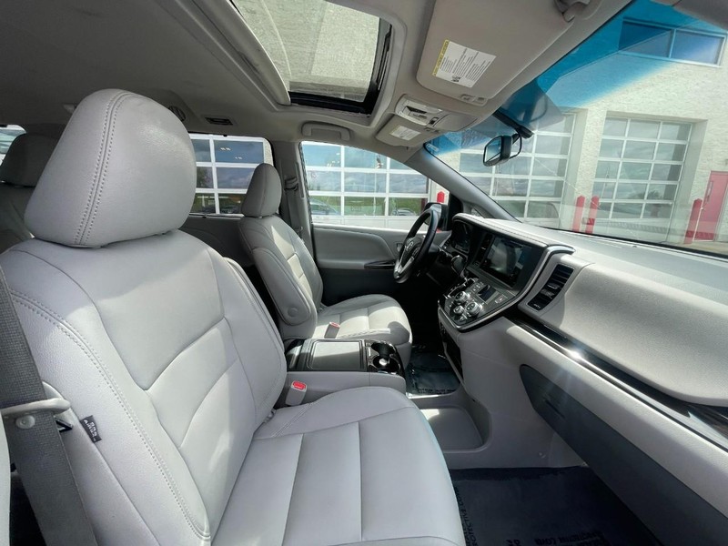 Toyota Sienna Vehicle Image 10