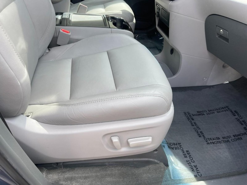 Toyota Sienna Vehicle Image 12