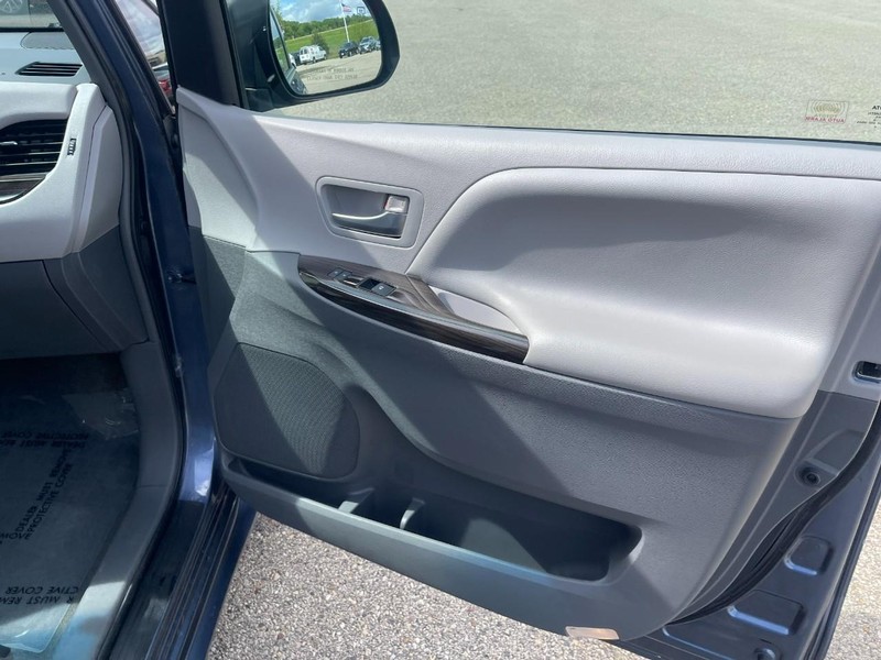 Toyota Sienna Vehicle Image 13