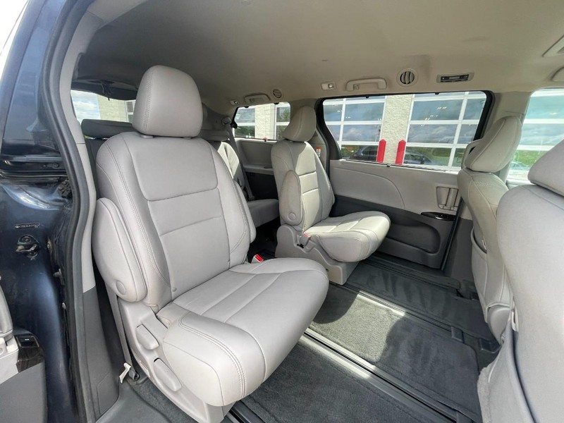 Toyota Sienna Vehicle Image 14