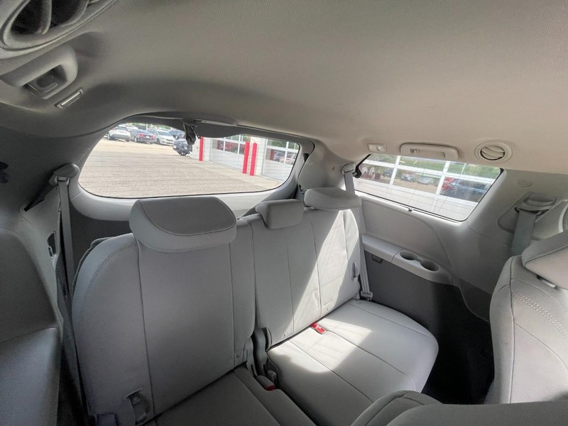 Toyota Sienna Vehicle Image 15