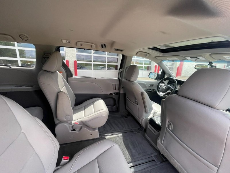 Toyota Sienna Vehicle Image 16