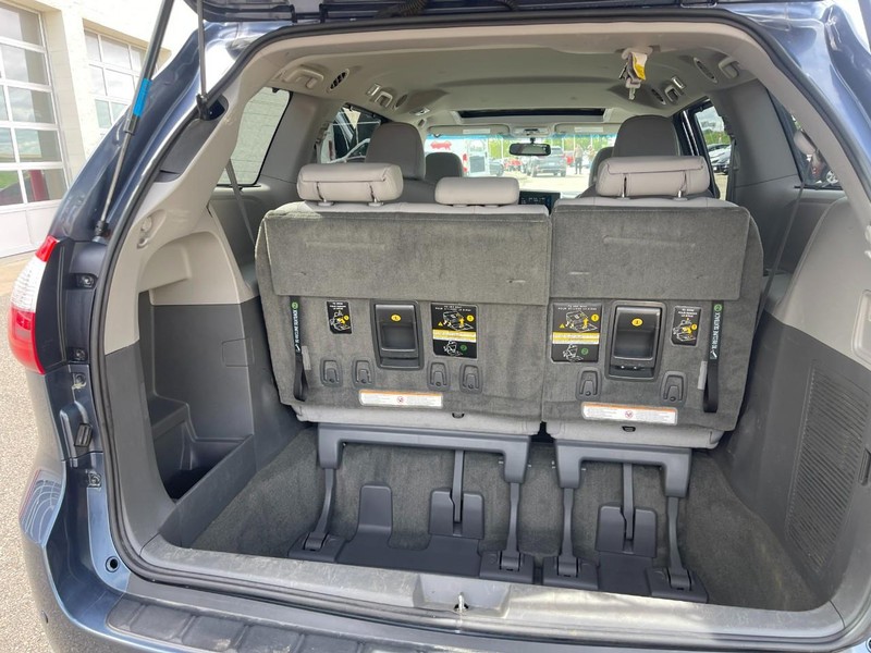 Toyota Sienna Vehicle Image 18