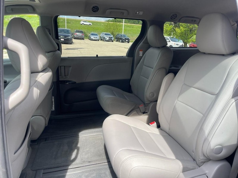 Toyota Sienna Vehicle Image 19