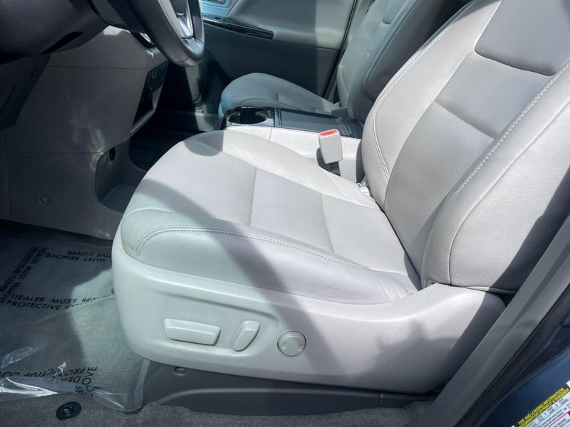 Toyota Sienna Vehicle Image 21