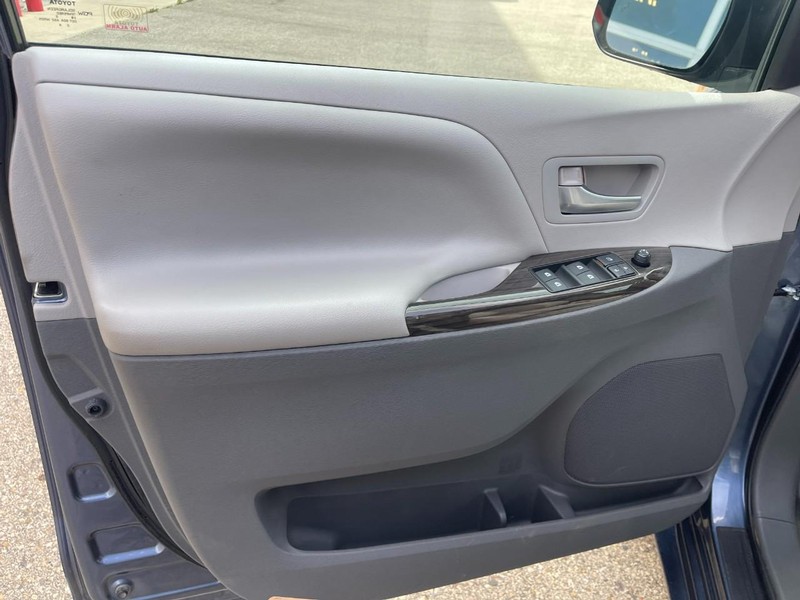 Toyota Sienna Vehicle Image 22