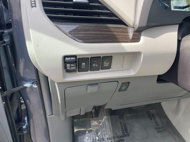 Toyota Sienna Vehicle Image 23