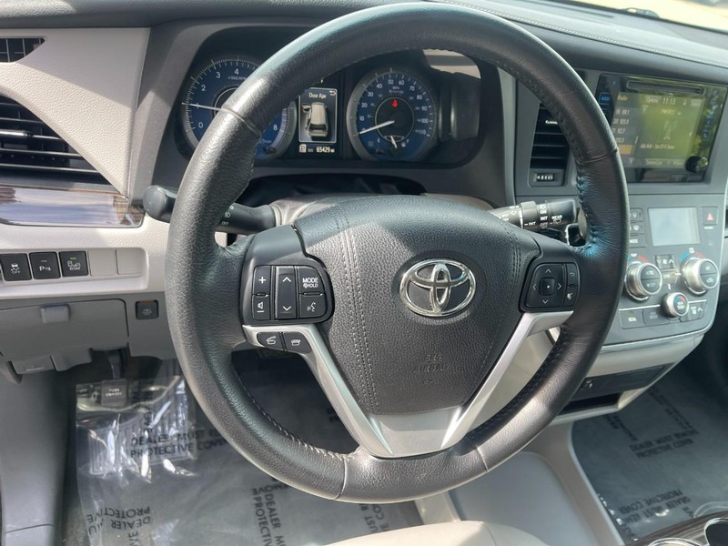 Toyota Sienna Vehicle Image 24