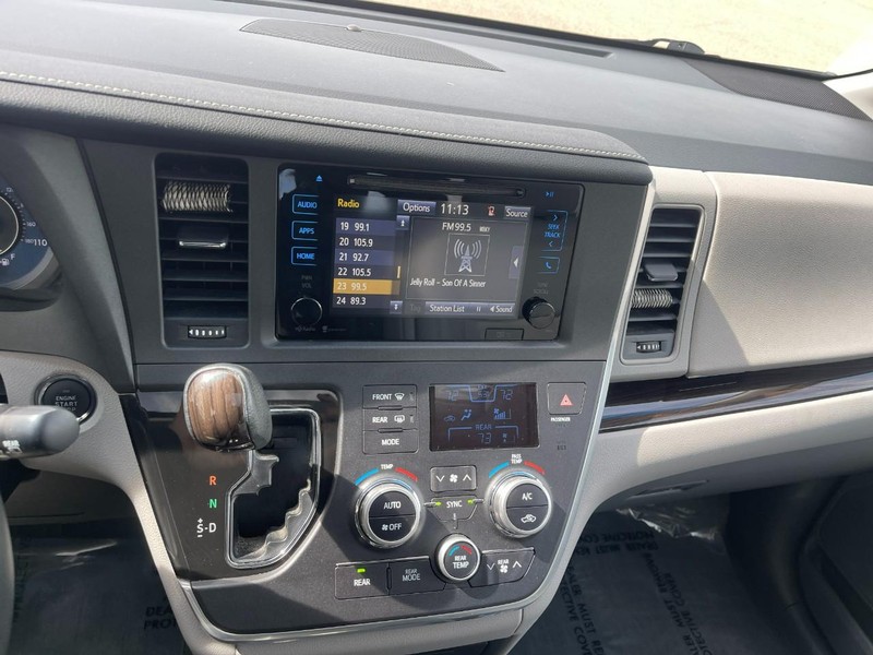 Toyota Sienna Vehicle Image 30