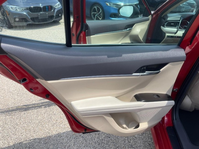 Toyota Camry Vehicle Image 17