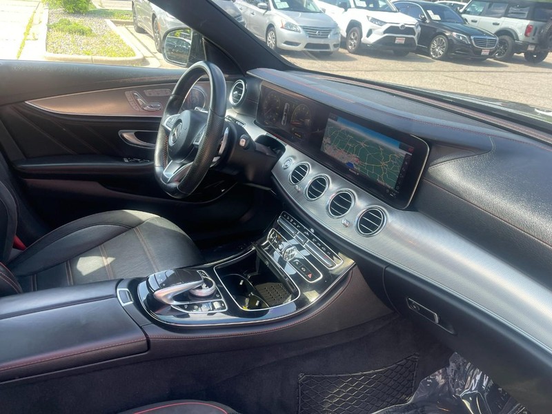 Mercedes-Benz E-Class Vehicle Image 09