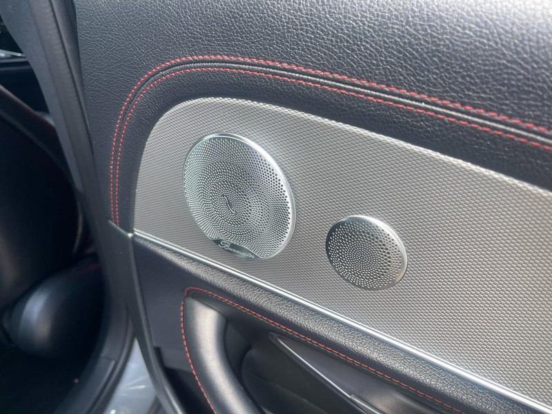 Mercedes-Benz E-Class Vehicle Image 17