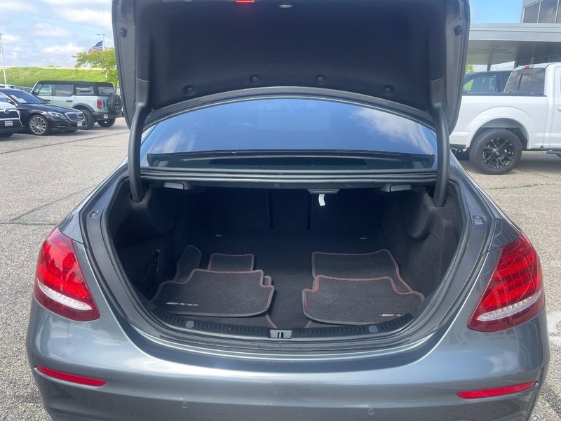 Mercedes-Benz E-Class Vehicle Image 18