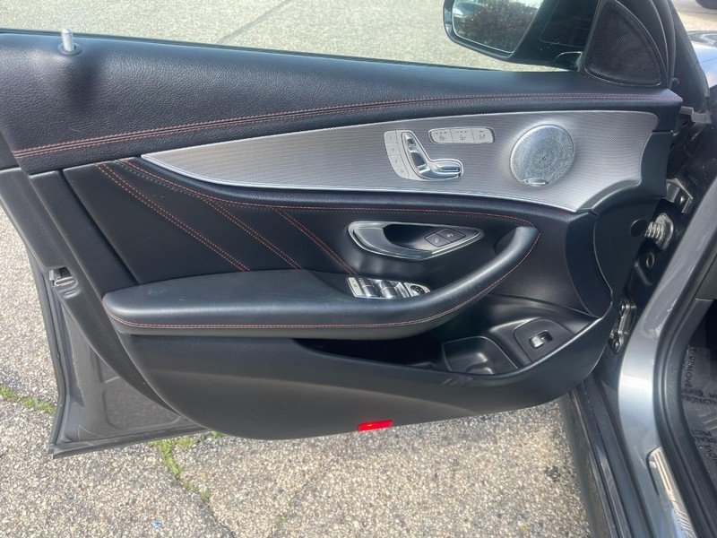 Mercedes-Benz E-Class Vehicle Image 23