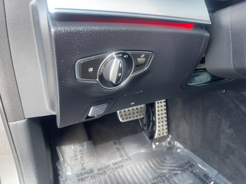 Mercedes-Benz E-Class Vehicle Image 26